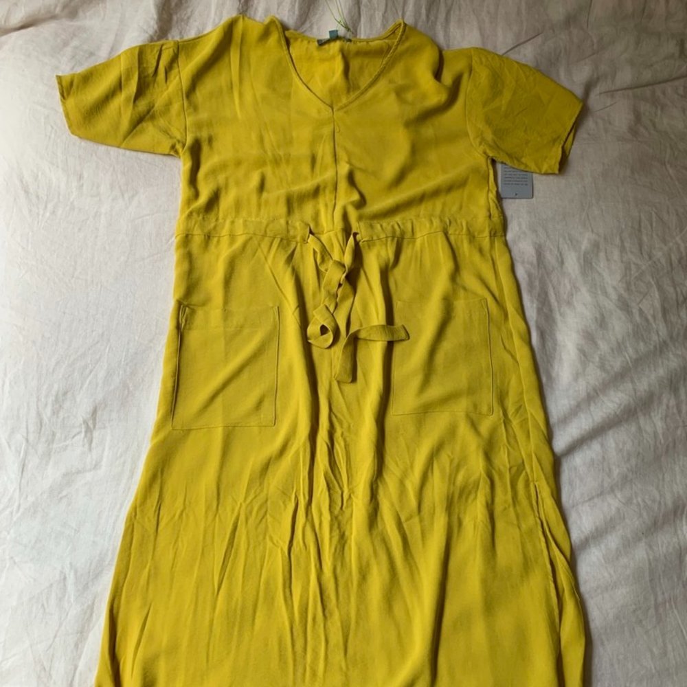Amazing relaxed, chartreuse midi dress with pockets. Size Small. New/tags.